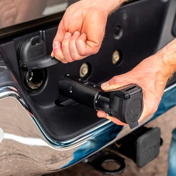 Plugging in Echo Wireless Brake Controller in 7-way RV socket