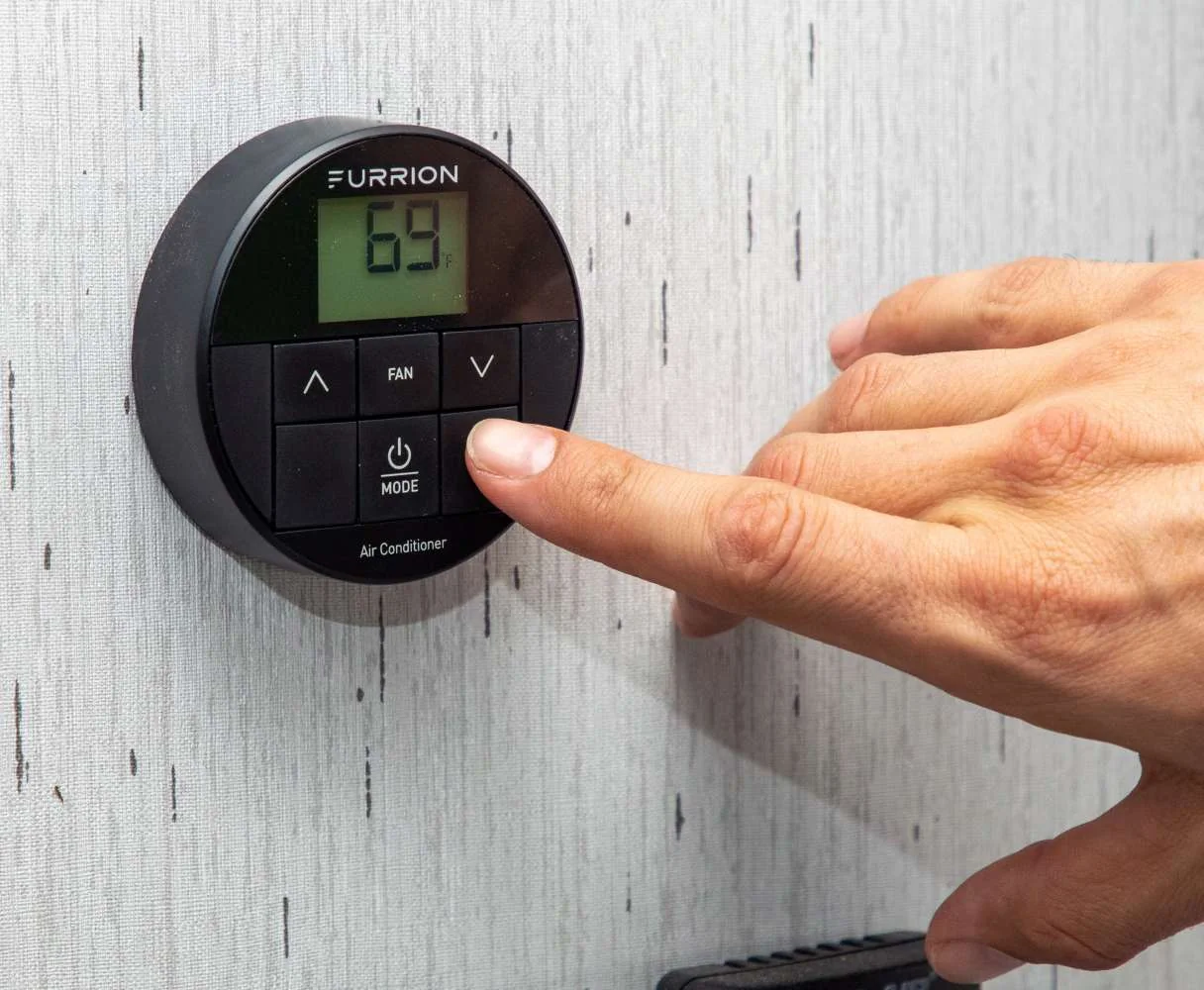 RV Air conditioner thermostat in operation