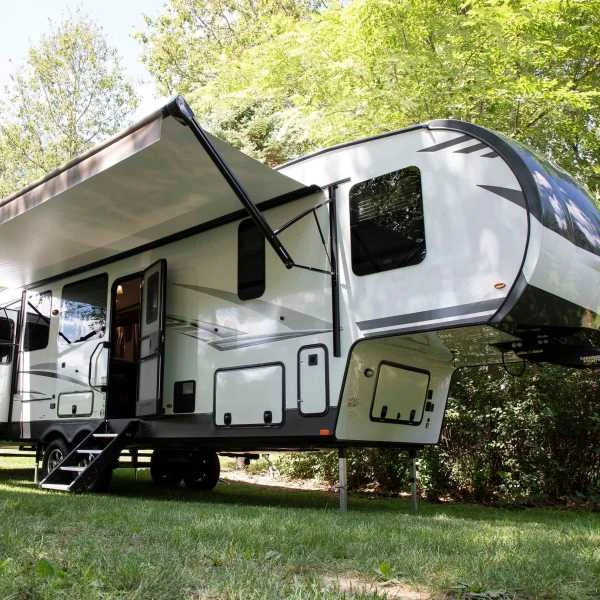 Landing gear on a 5th wheel RV