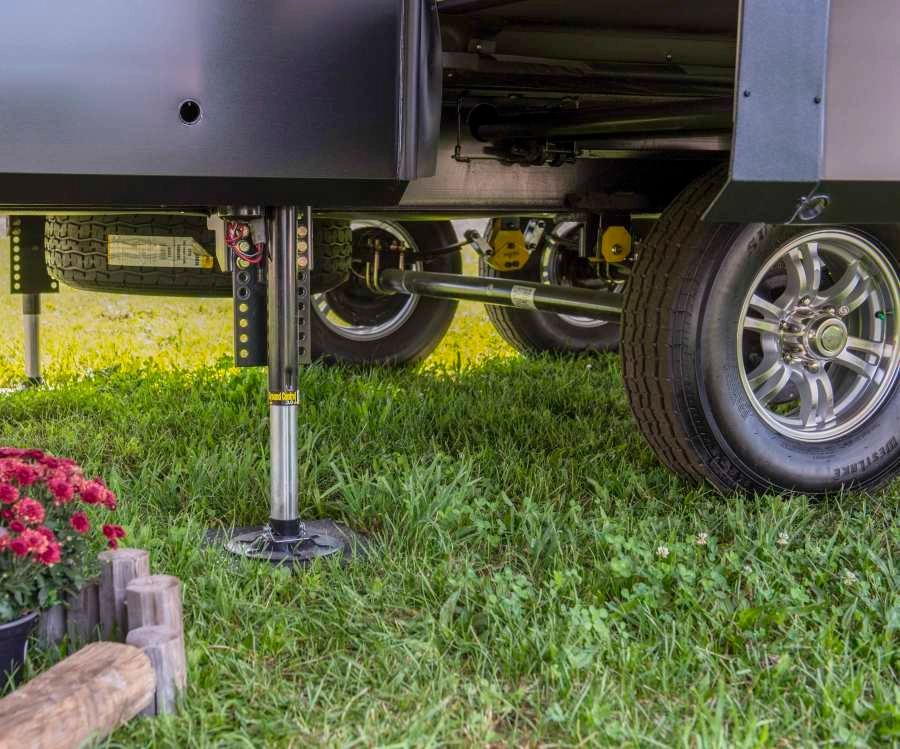 Automatic RV leveling hardware