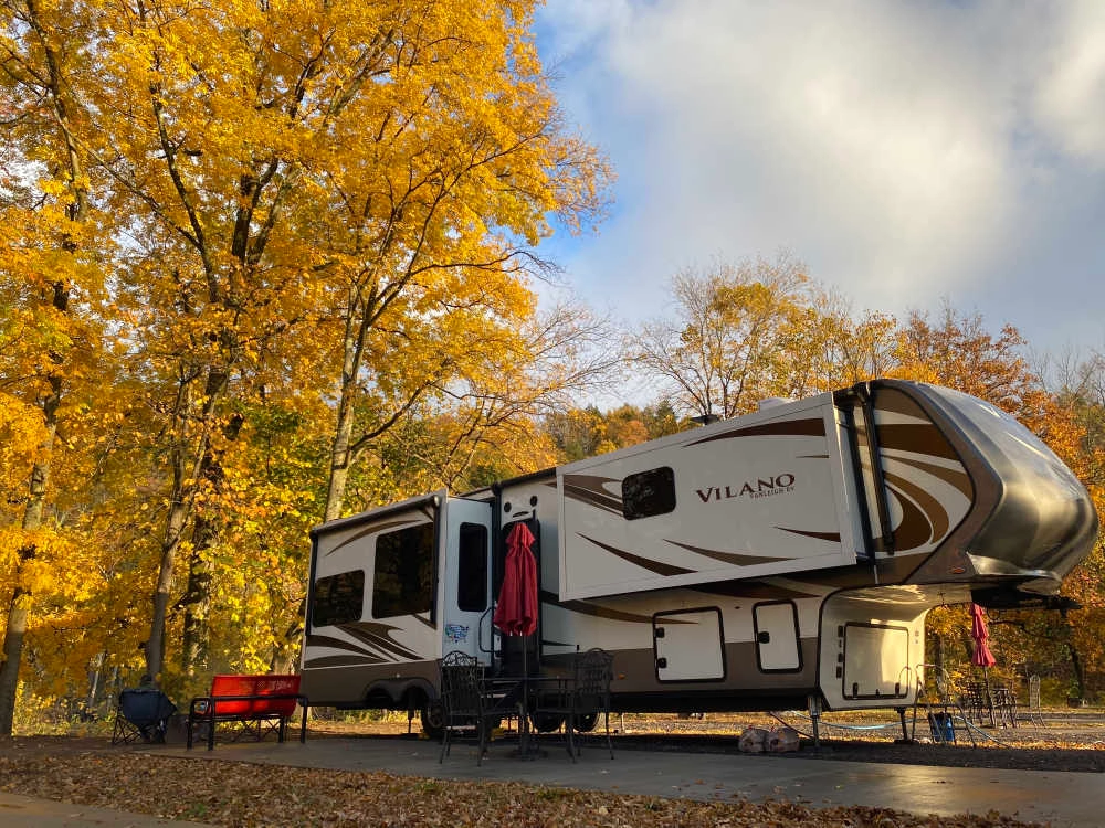 5th Wheel Camper with Slide-Out
