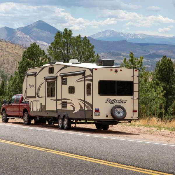 5th wheel trailer on highway