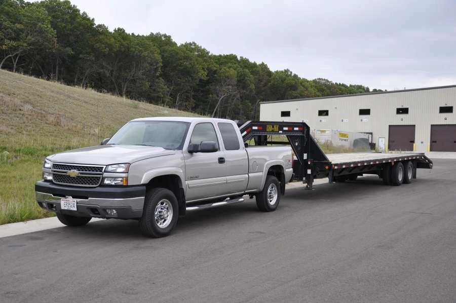 Pickup truck hauling a trailer with a gooseneck hitch
