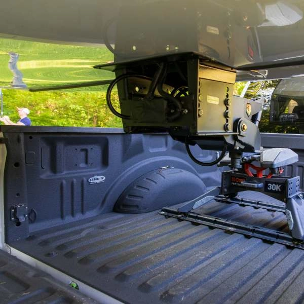 Helux 5th wheel pin box connection to hitch