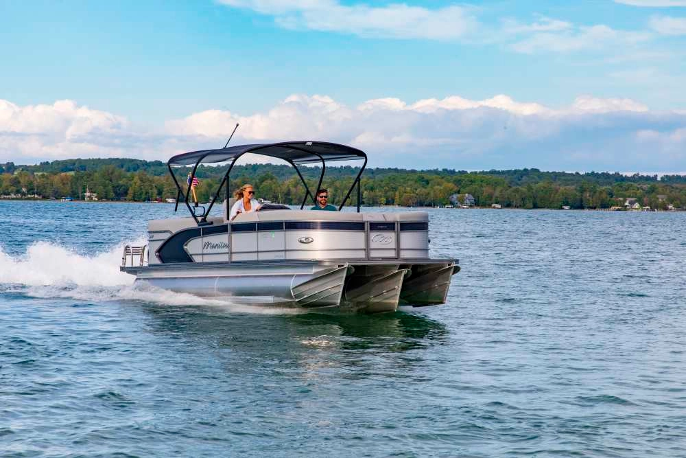 Pontoon Boat Tri-Hull